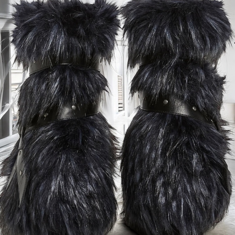 New Dolls Kill Club Exx wild Instincts Faux Fur and white/Black boot no box